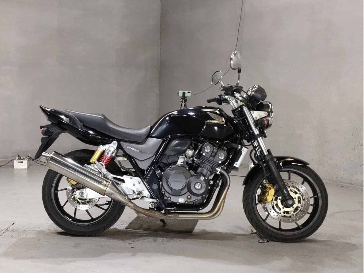 Honda CB400SF VTEC Revo - Adamoto - Motorcycles from Japan