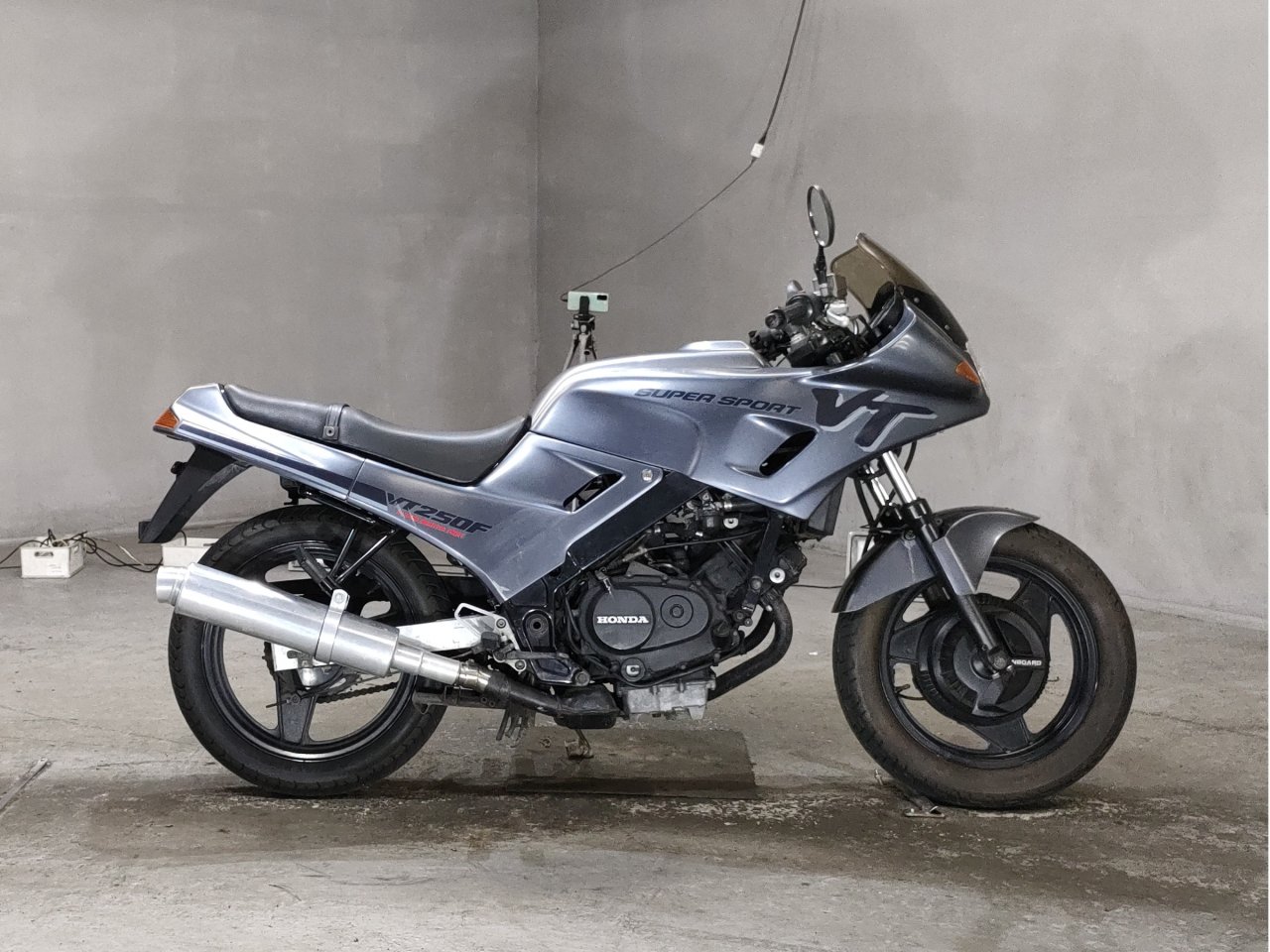 Honda VT250F - Adamoto - Motorcycles from Japan